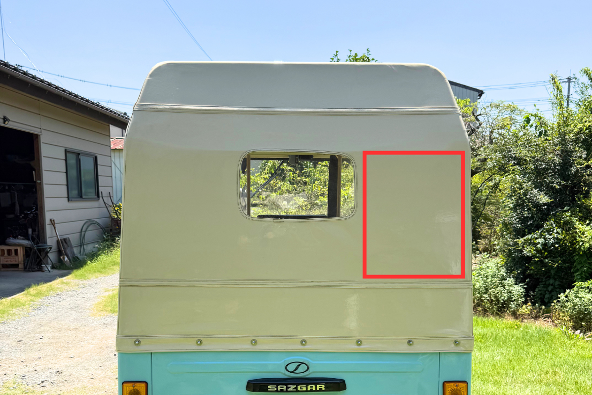 Auto rickshaw rear right advertising placement