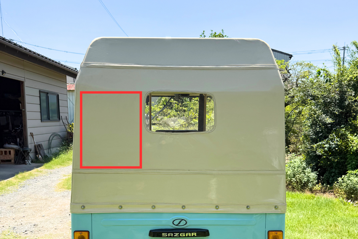 Auto rickshaw rear left advertising placement